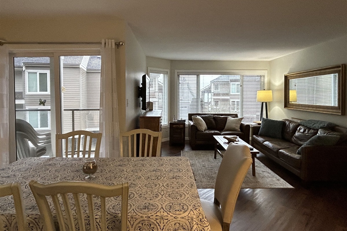 Open plan living with 2 decks (BBQ on this level)