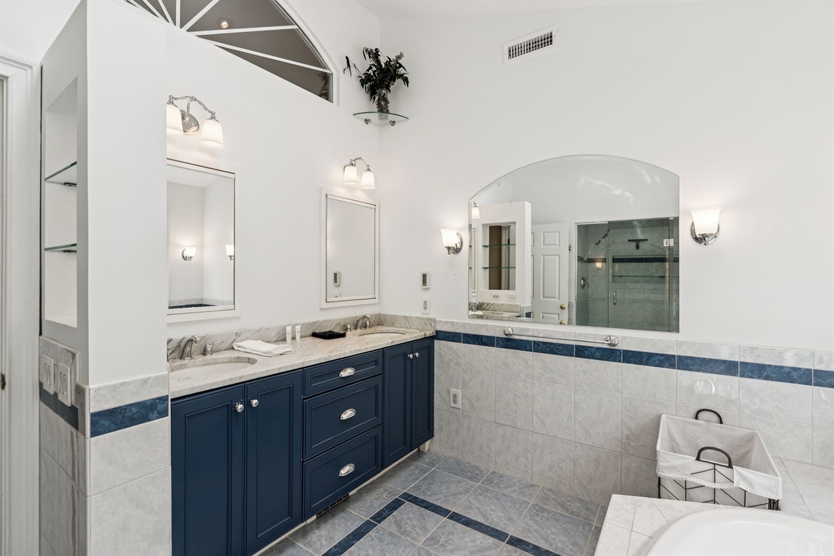 Full bath en-suite Bedroom #2
