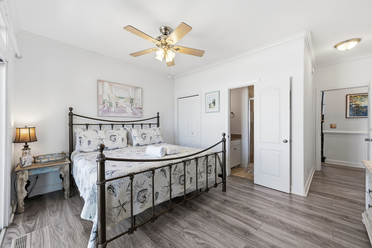 Simple coastal comfort with soft textures and a calm relaxing atmosphere