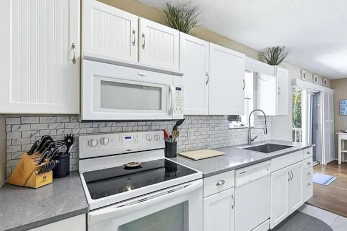 A bright, beach-inspired kitchen fully equipped with everything you need to cook and enjoy meals together—from cookware and utensils to modern appliances. Perfect for everything from morning coffee to a fresh seafood dinner!