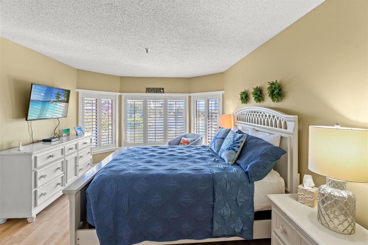 Queen Bed In Main Bedroom