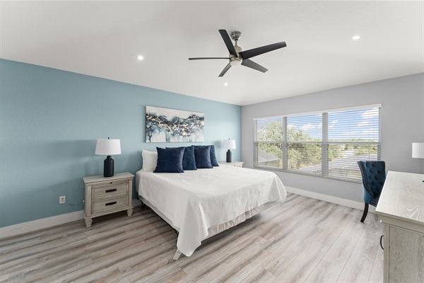 Upstairs Master King bedroom ensuite