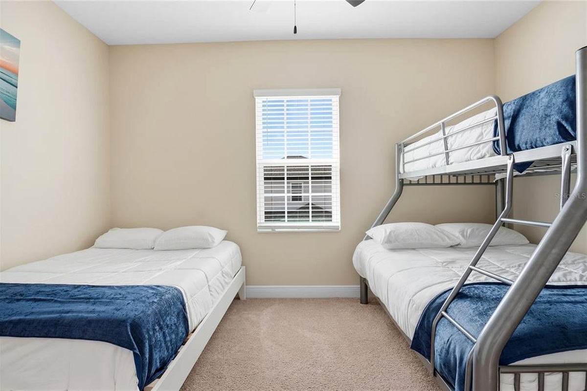 Bunkbeds, 2 full, 1 twin