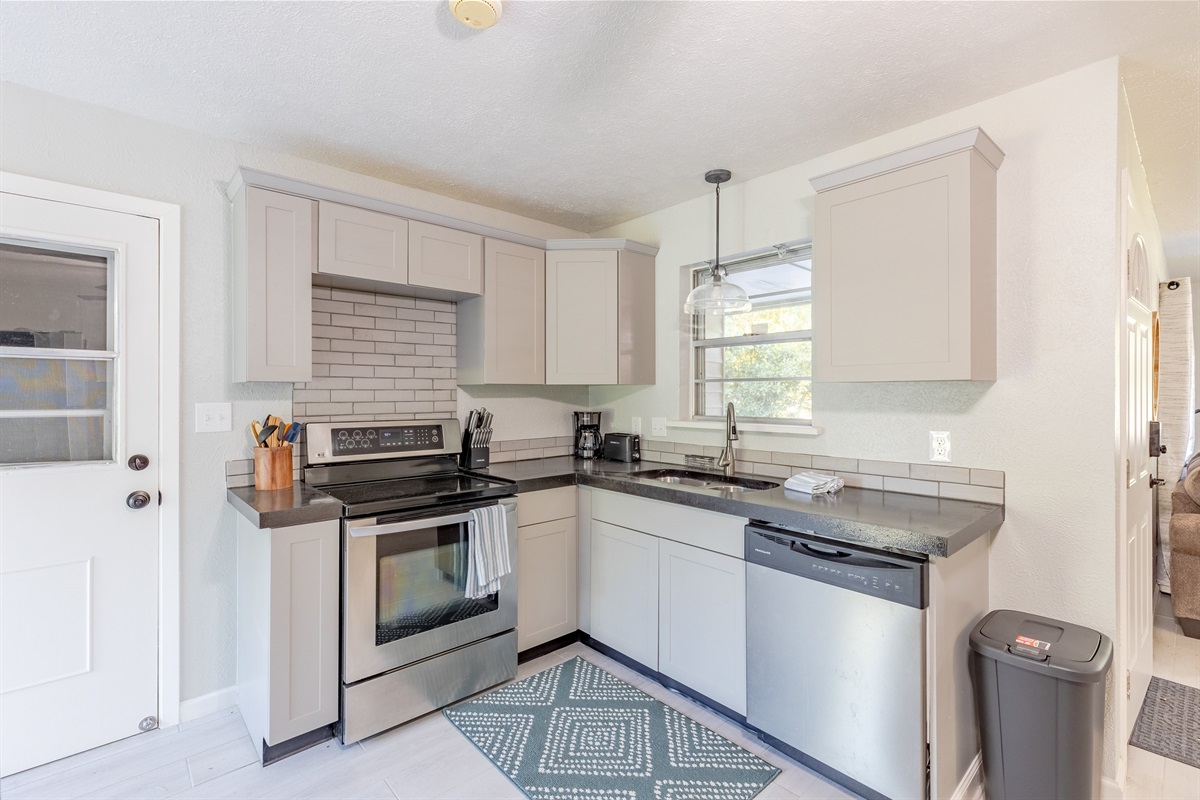 Fully equipped kitchen with dining table for four.