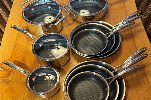 Kitchen: Fully stock cookware