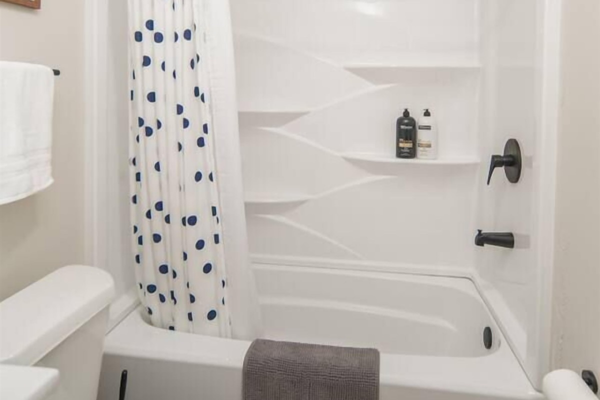 Unit 1: Full Bath (1 of 3) Bed & Bath Linens Provided