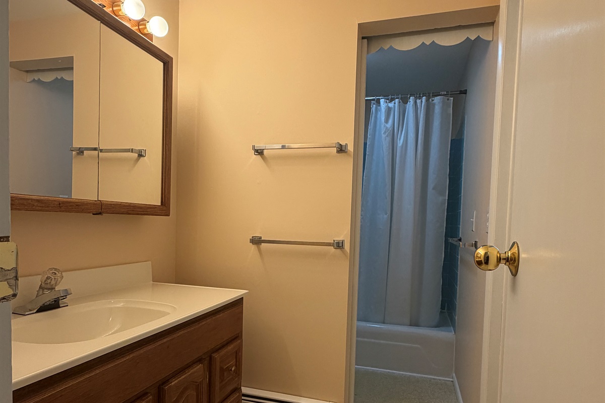 2nd floor bath with hall access and ensuite to Queen #1