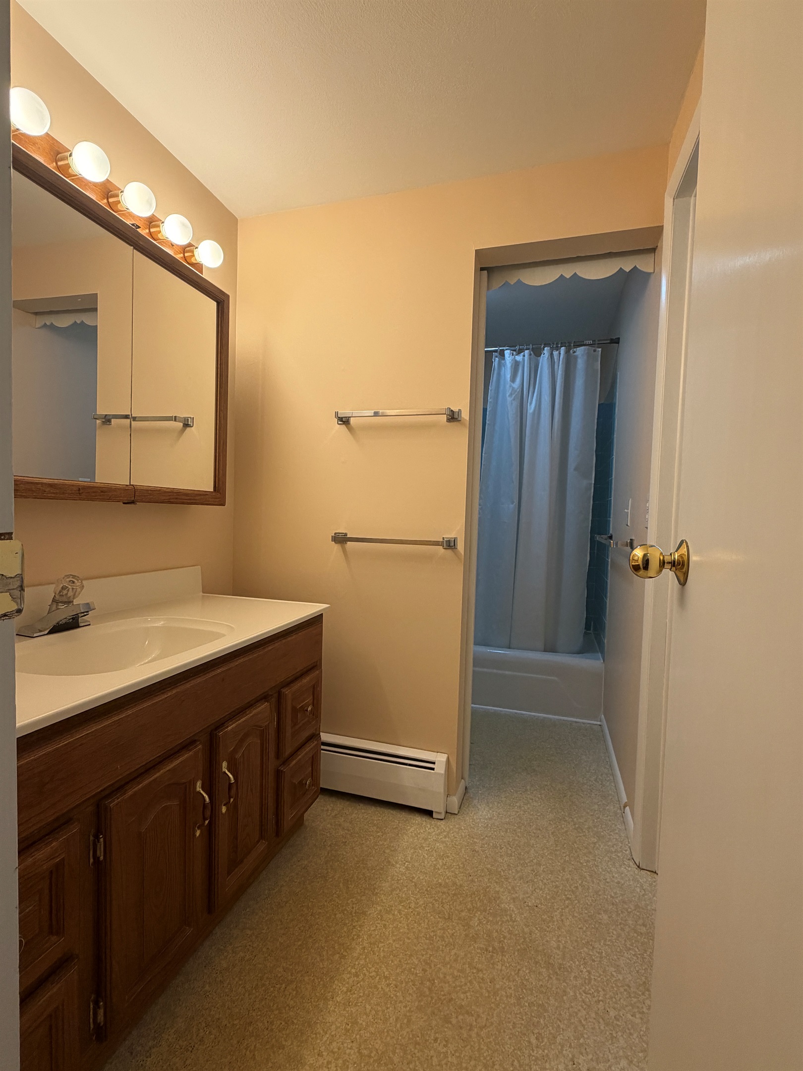 2nd floor bath with hall access and ensuite to Queen #1