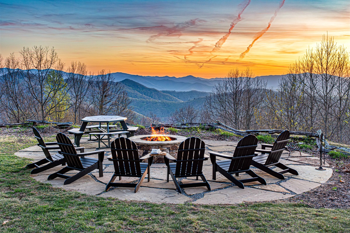 Outdoor Firepit: Toast marshmallows as you soak in breathtaking mountain sunset views!