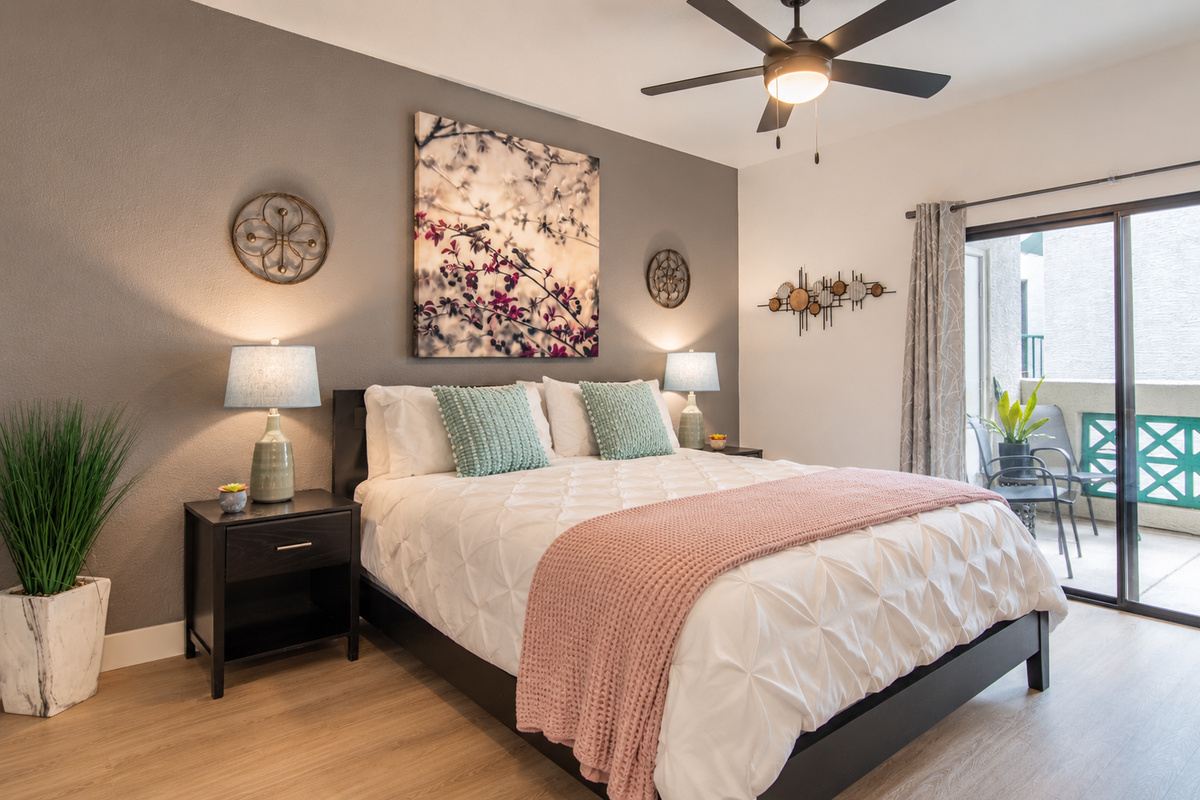 Relax in this cozy Scottsdale bedroom 🛏 – the perfect retreat after a day of golfing, hiking, or exploring Old Town Scottsdale. A must-stay in your Arizona getaway! 🌵☀