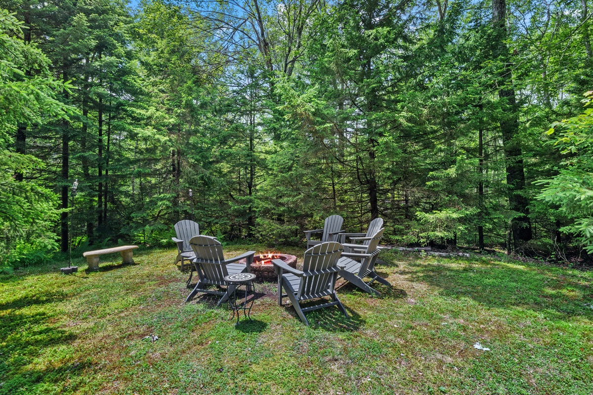Cozy Backyard Firepit – Perfect for Evenings Under the Stars
