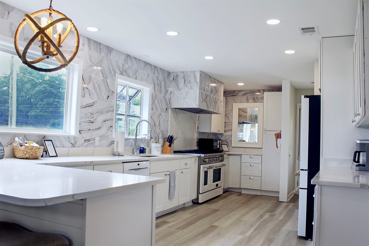 Modern elegance meets Southern charm in this fully stocked, chef-ready kitchen.