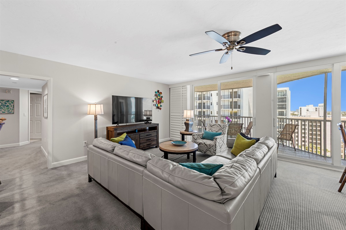 Gullwing Beach Resort 1002 – A Beachfront Condo