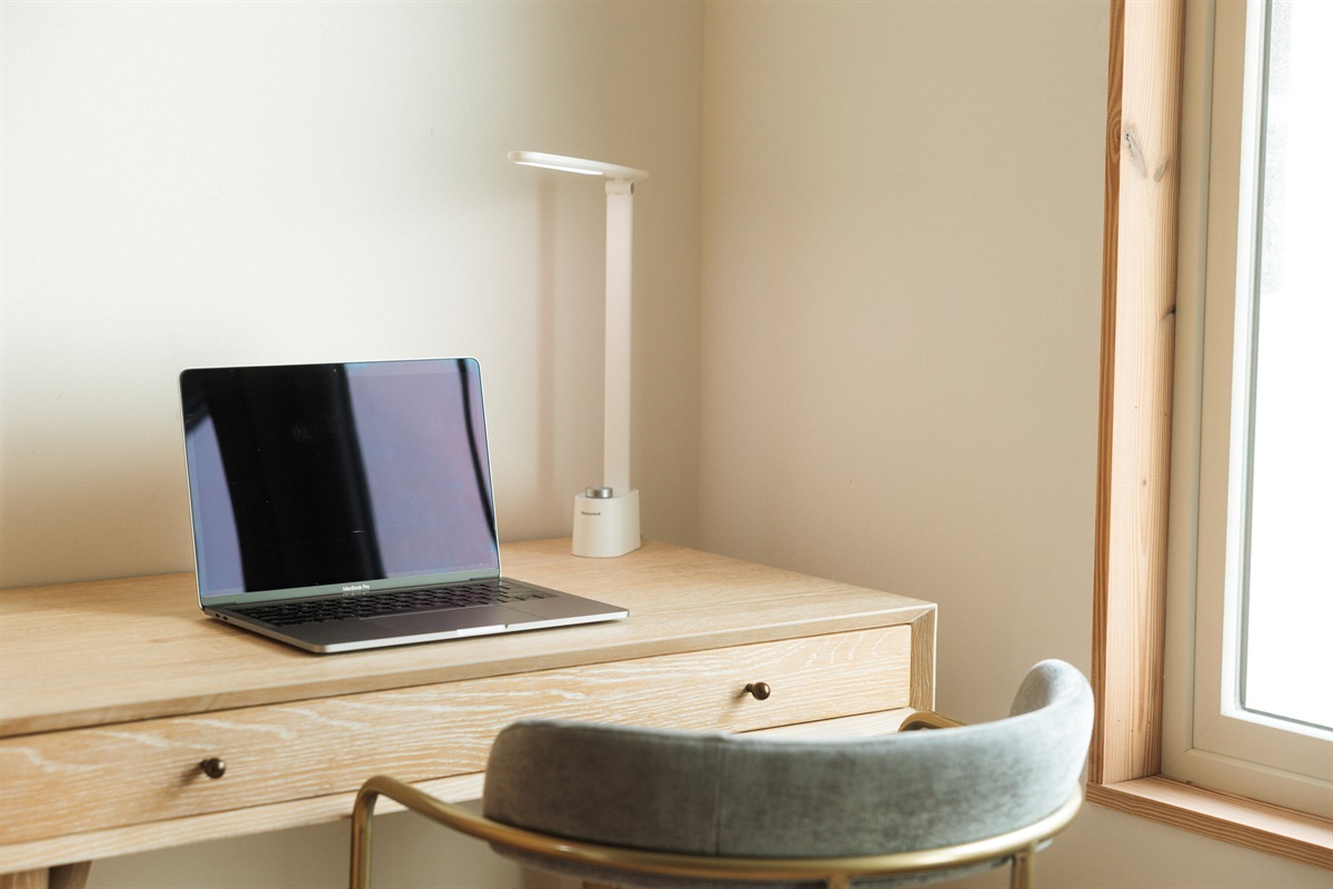 WFH&hellip; but make it beachy 💻🌴 A simple workspace when you need it