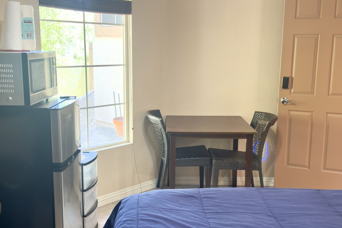 Private studio guest house in Henderson NV — queen bed, smart TV, mini fridge, dining area