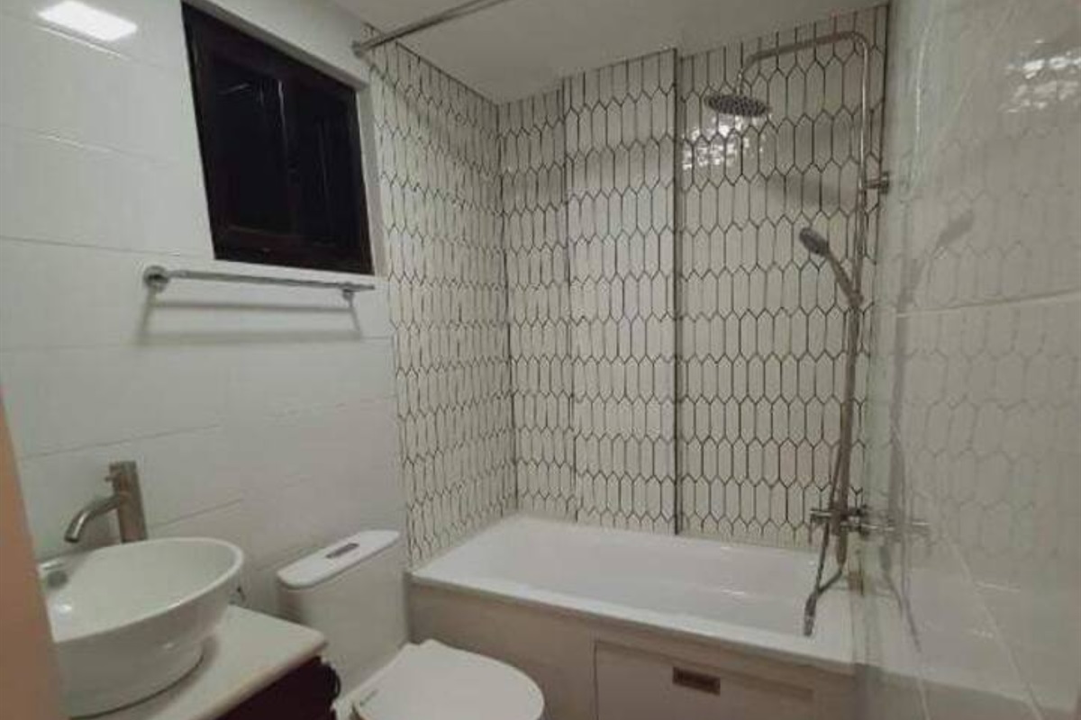 En-suite private bathroom with tub/shower combo