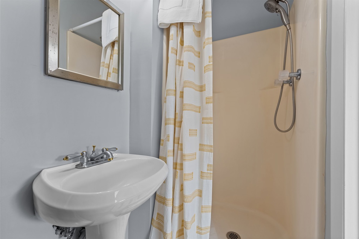 Ensuite shower with handheld showerhead&mdash;perfect for rinsing off after a beach day