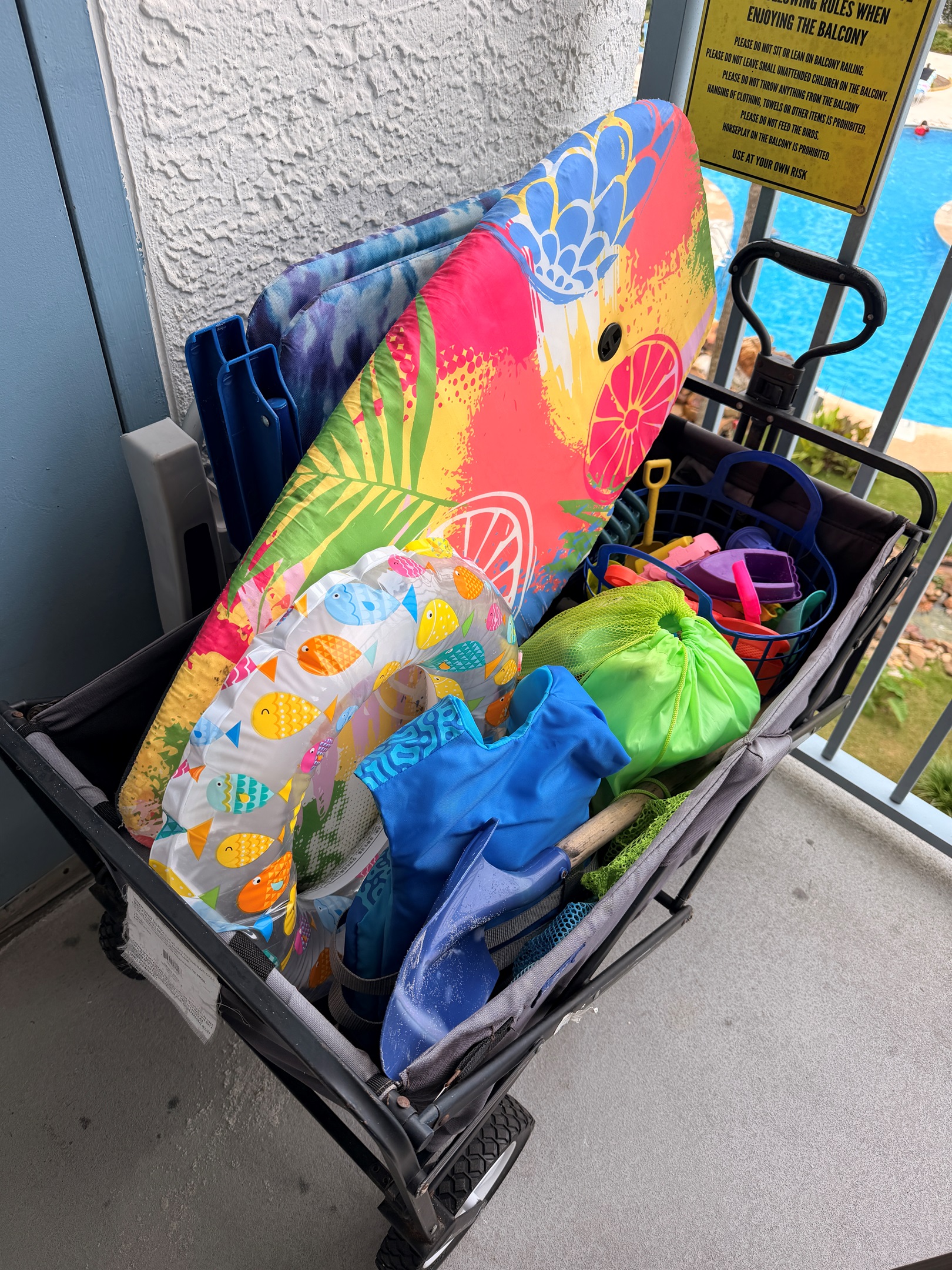 We provide a beach cart with two beach chairs. A few beach toys - subject to change as guests like to leave new toys and sometime we change them out to keep it fresh. 