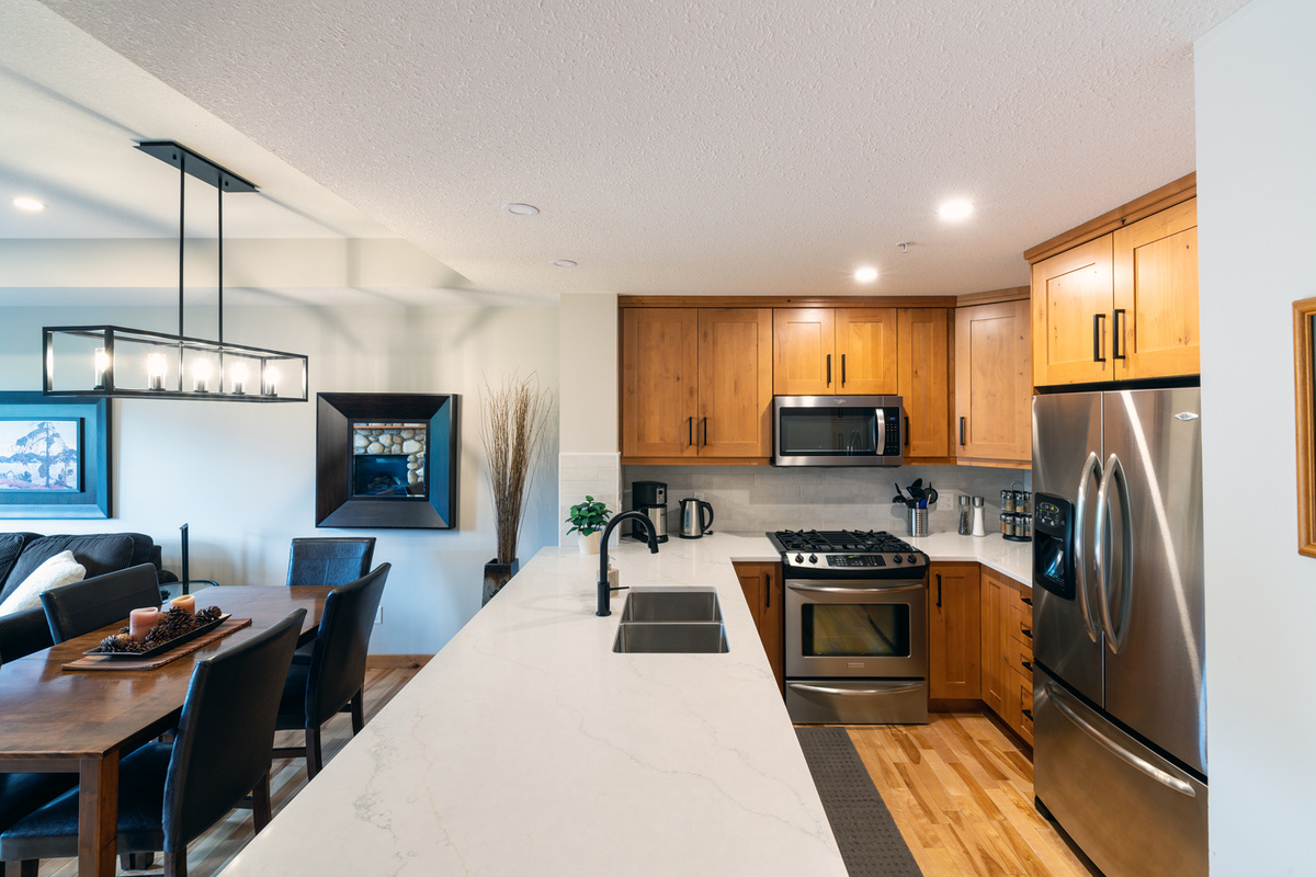 Large kitchen island - plenty of space to prepare meals