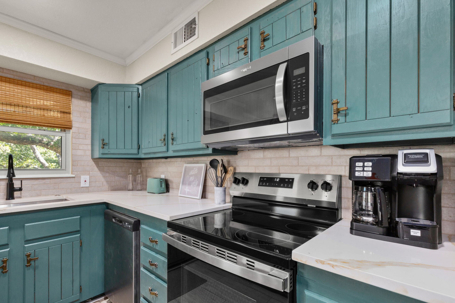 Full size kitchen and appliances.