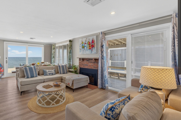 A bright and comfortable space designed for relaxing and spending time together.