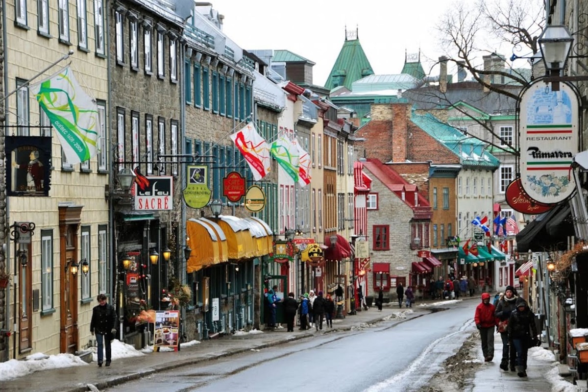 Le Vieux-Québec est rempli de rue festive, piétonne, de restaurants, boutiques et plus!