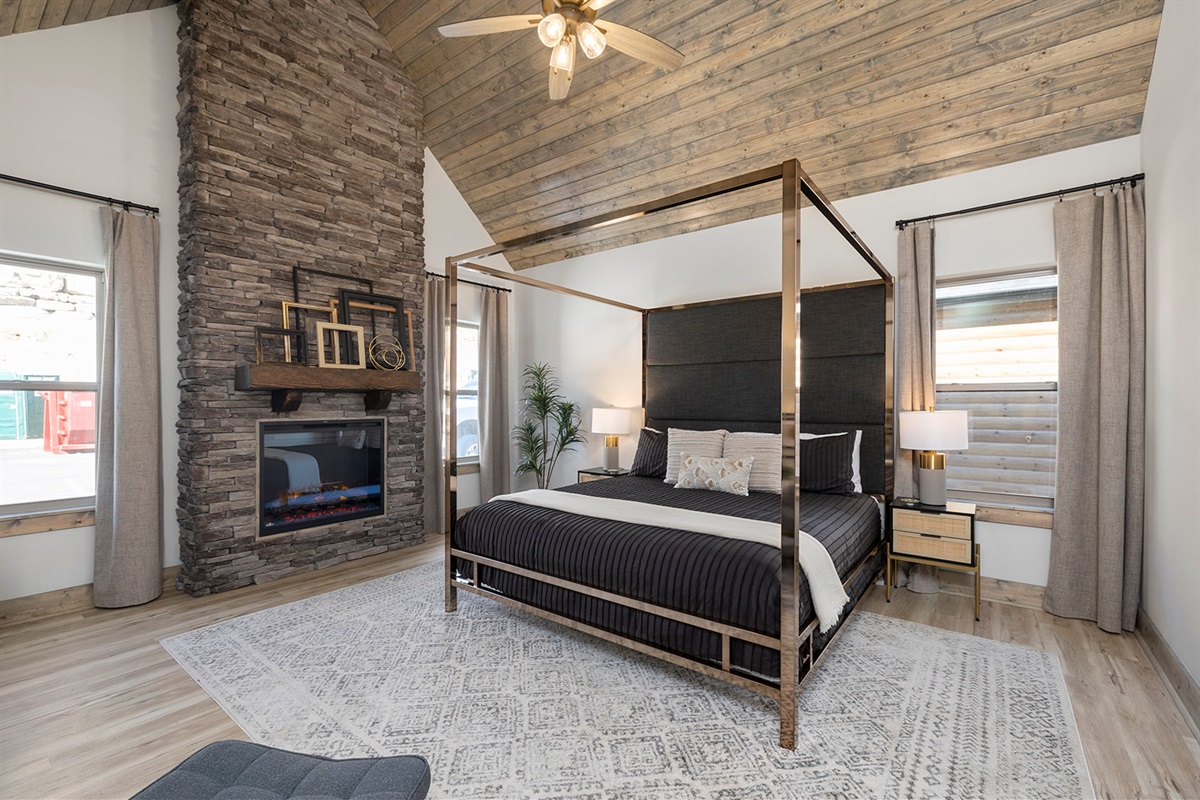 Main level master king bedroom w/ ensuite