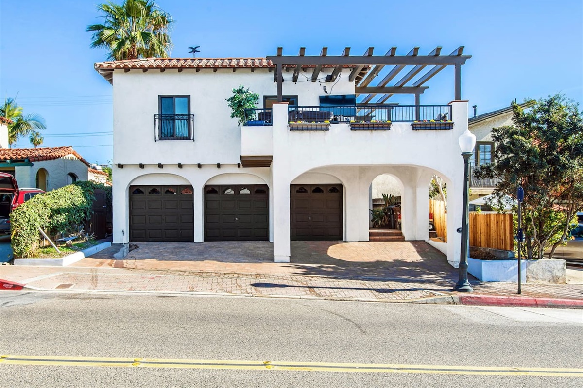 Another shot of the building.  Classic San Clemente Spanish revivalist design that makes San Clemente the quaint "Spanish Village by the Sea"