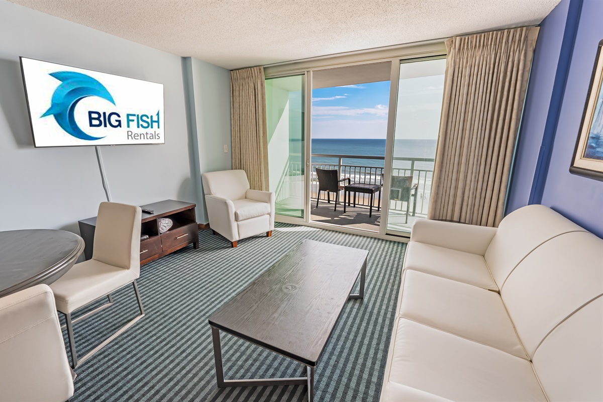 Living Room with Stunning Views🌊☀️