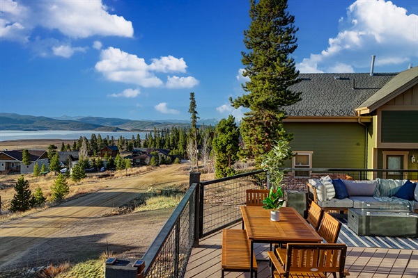 Whether you’re looking to gather around the fire table under a starlit sky, enjoy a meal at the outdoor dining table, or grill with a view you won’t soon forget, Mountain Magic.