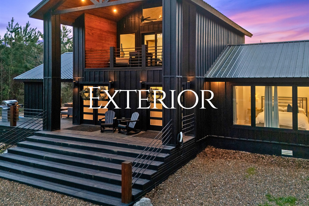 The exterior design blends modern style with rustic surroundings, creating a look that feels both elevated and perfectly at home in nature.