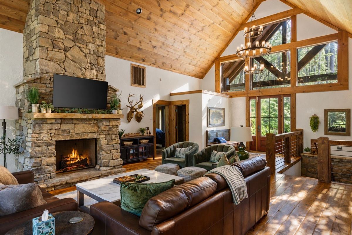 A cozy mountain retreat featuring a stunning stone fireplace, vaulted ceilings, and rustic-modern decor, perfect for relaxing or entertaining in style.
*Indoor Fireplace (Seasonal Use October - April)
