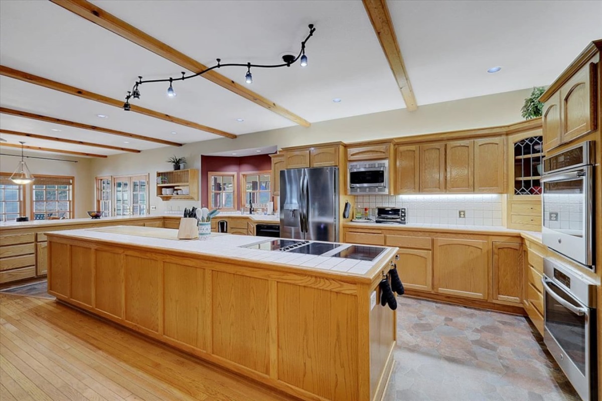 Large Gourmet Kitchen with Island