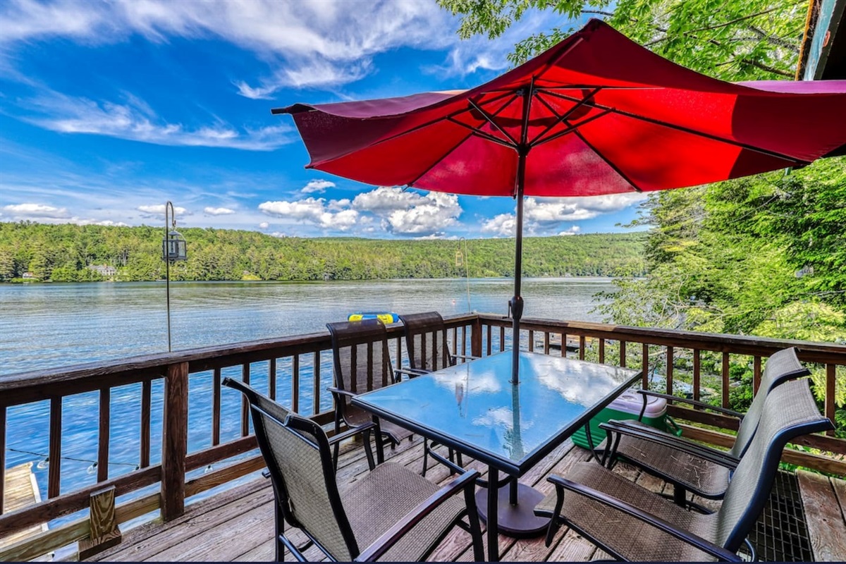 Enjoy wonderful lake views while sitting down for a family meal right on the balcony! 