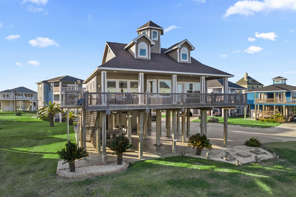 fe33e7e3cd9d449f8dd72637f22c62f3 Large | Beachhouse | Texas | TX | Vacation Homes | Galveston | Crystal Beach | Kokomo | Breezy Days | Beachfront Elegance | Sunrise Serenity | Southern Sands Property Management, LLC