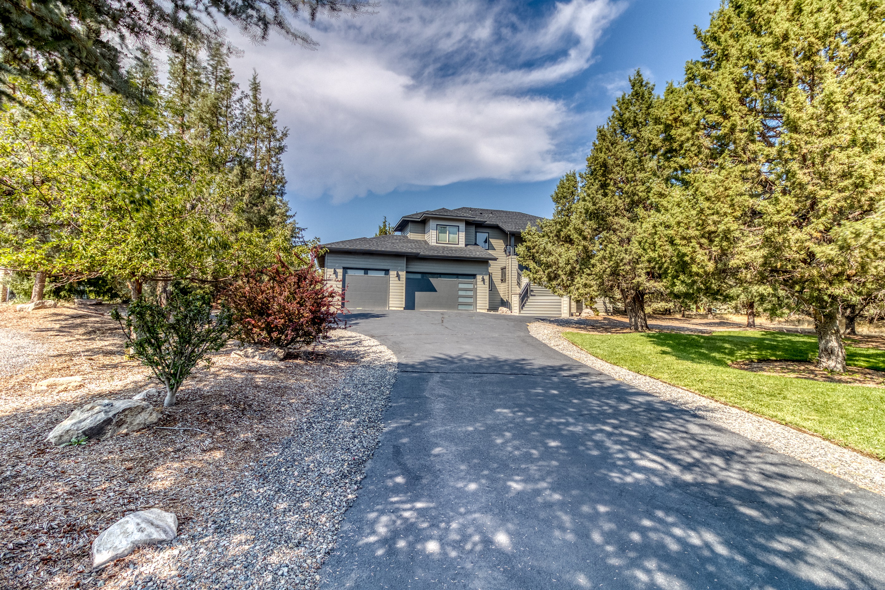 Room for everyone. 🚗🌳
A long driveway with plenty of space for easy parking and guest arrivals.