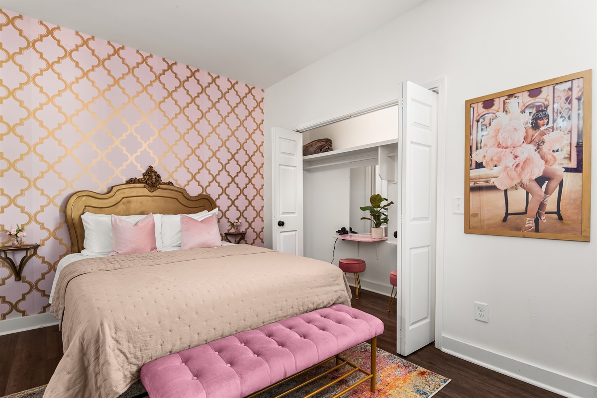 Queen bed.