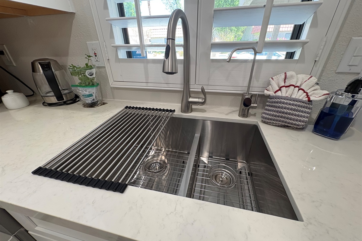  and a sink area with a reverse osmosis for fresh drinking water and a garburator for your food waste.