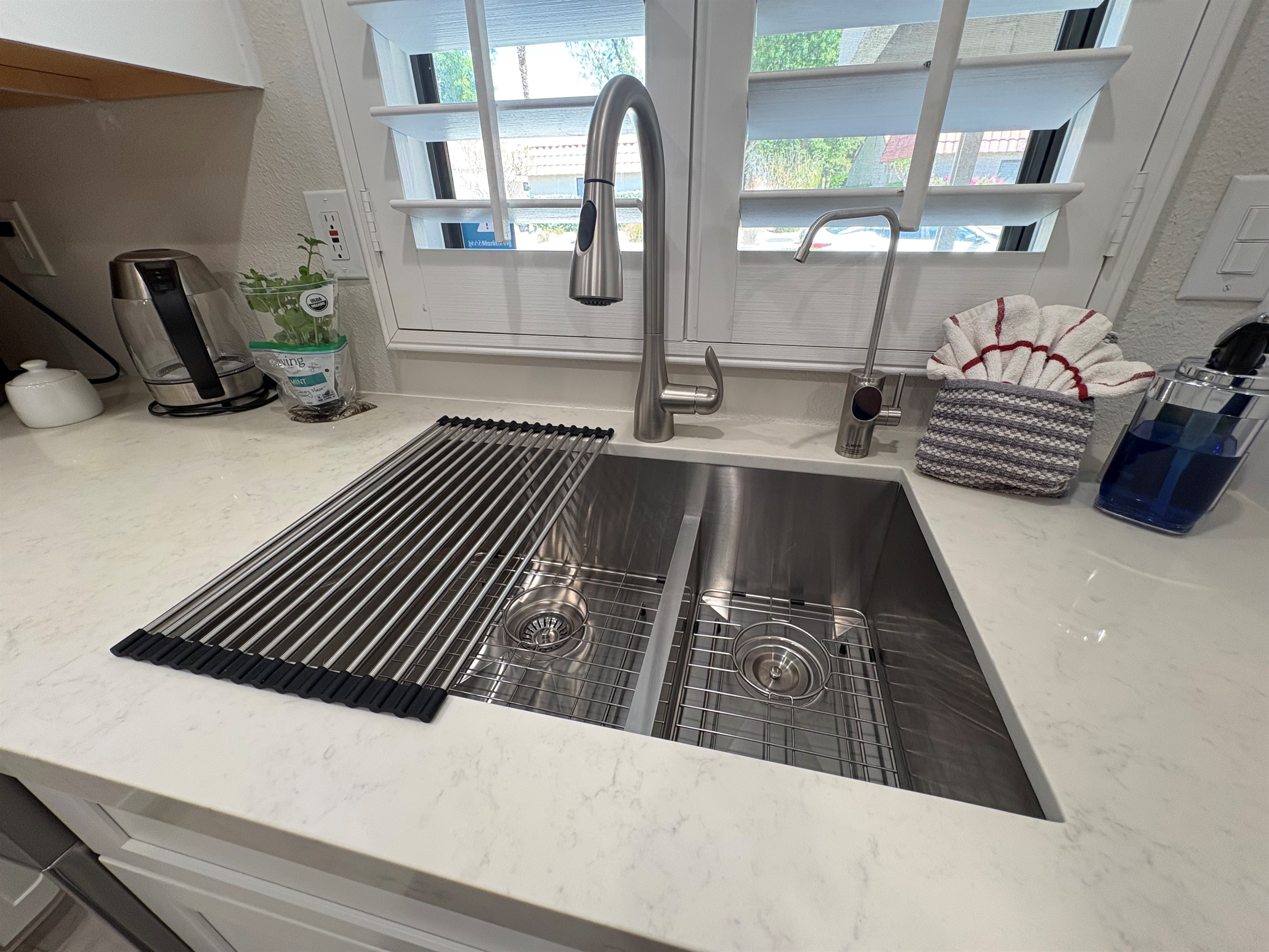 ... and a sink area with a reverse osmosis for fresh drinking water and a garburator for your food waste.