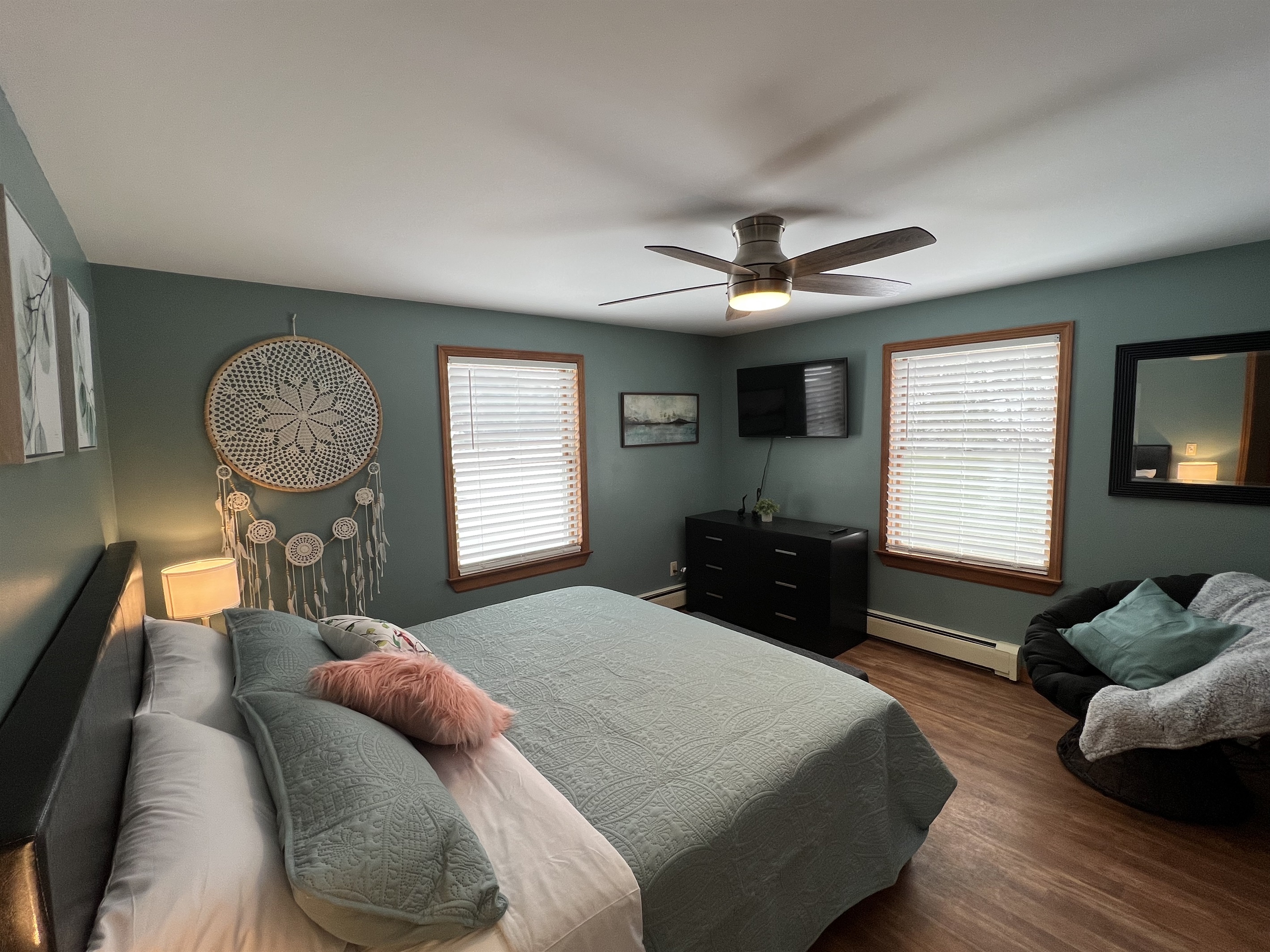 King bedroom 2 w/ Smart TV and a papasan chair.