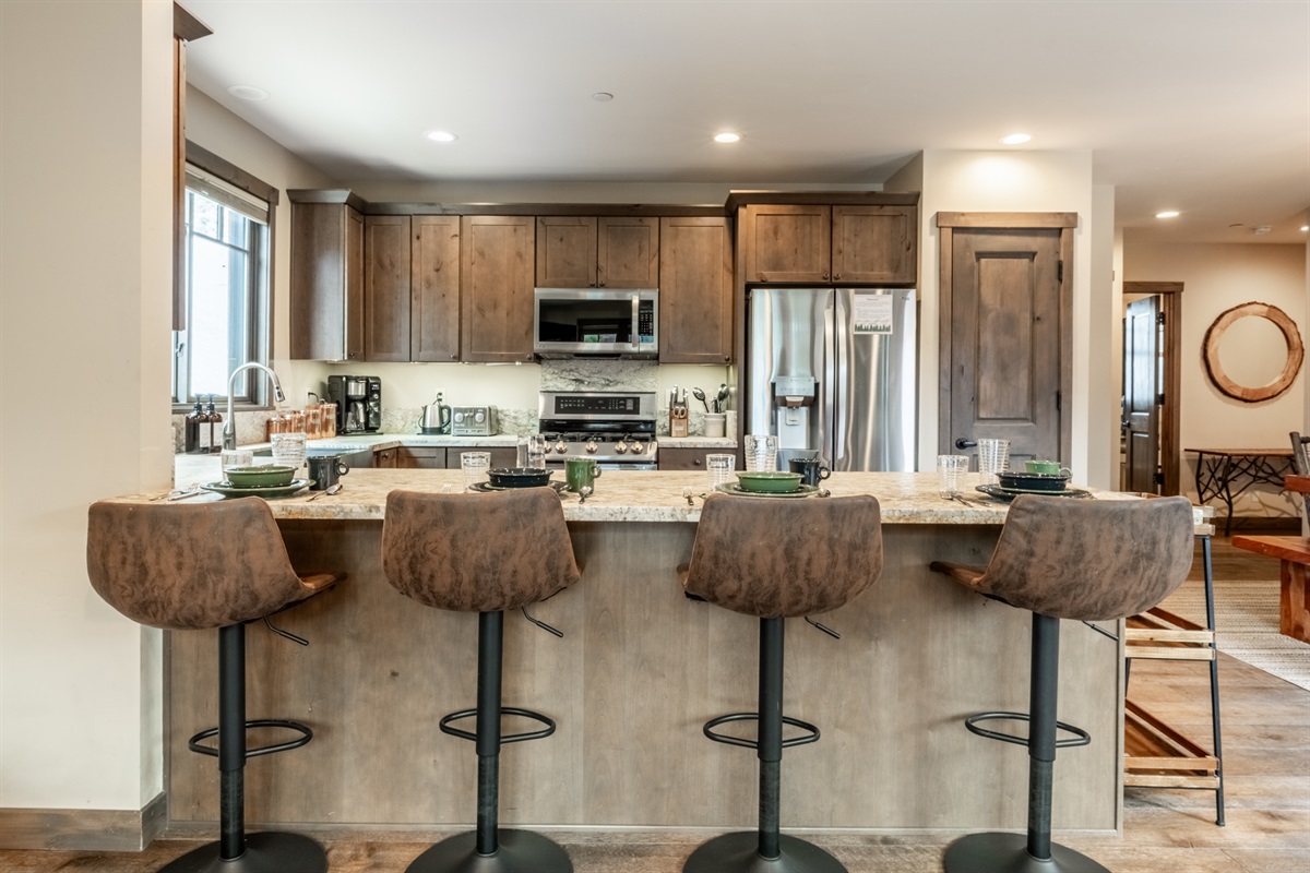 The oversized breakfast bar becomes the social hub—coffee in the morning, wine at night.
