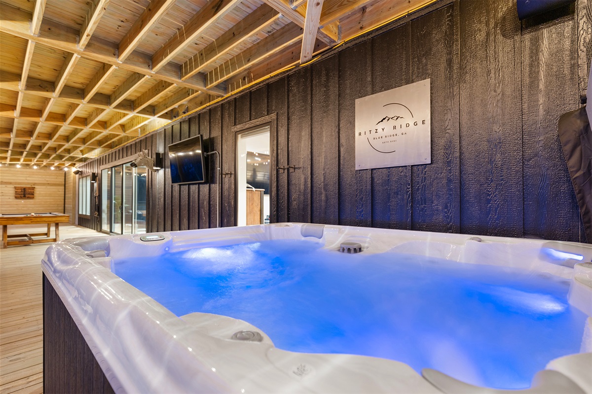 Ritzy Ridge provides a party porch where you can enjoy a dip in the 9 seater Hot Tub, play a game of billiards, watch one of your favorite sporting event on the TV while playing darts.