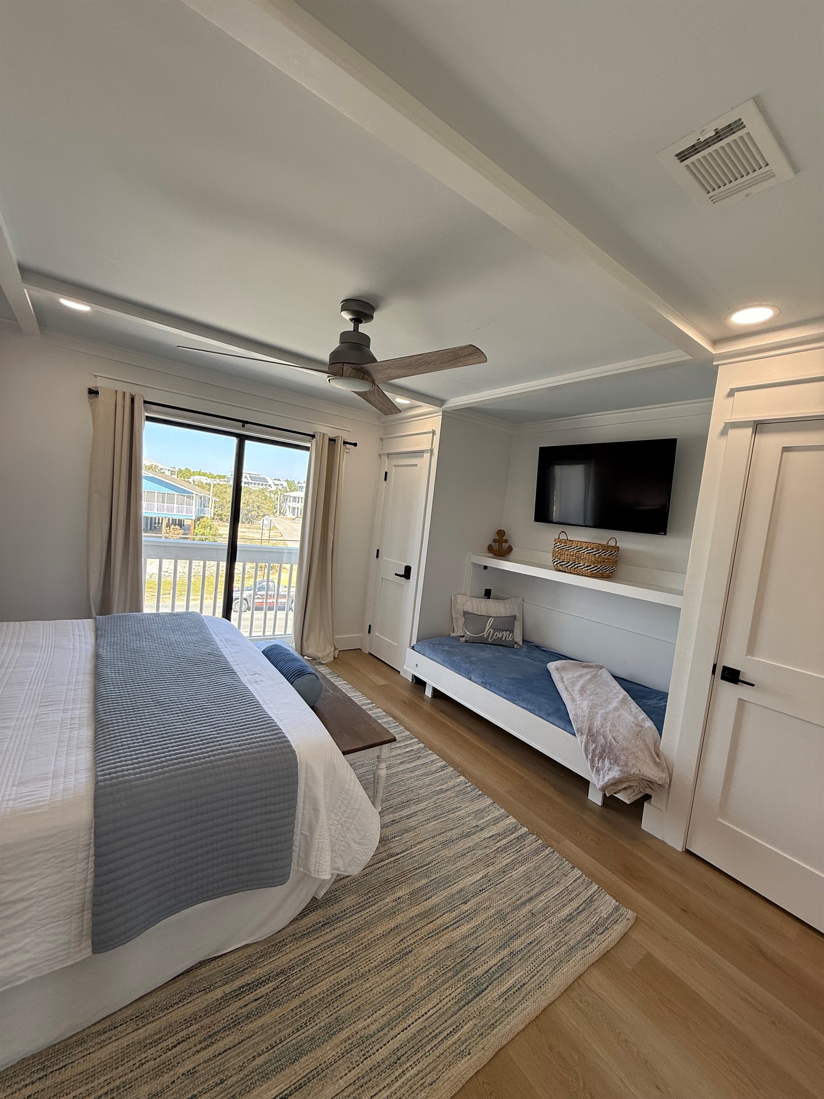 Twin Murphy Bed in King guest room
