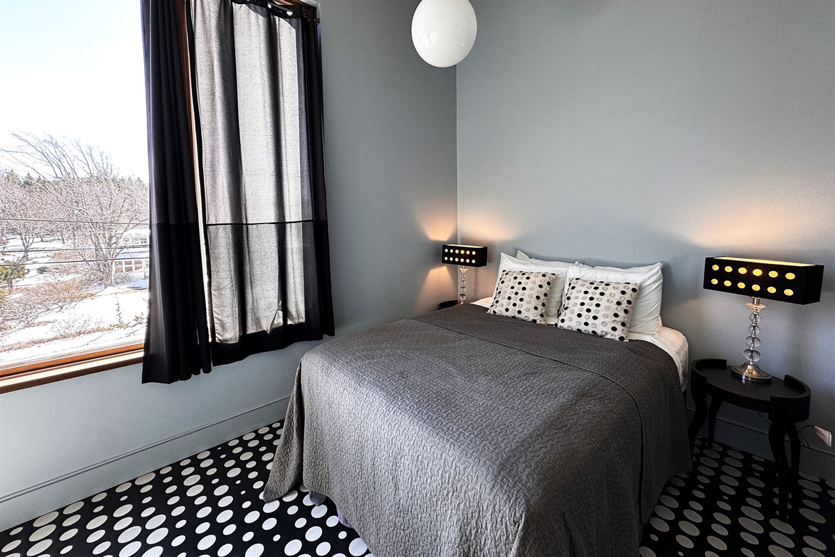 Reach the summit of The Crag in the stunning "Sky Loft." This iconic third-floor retreat features a Queen bed and bold, easy-to-clean designer laminate flooring, offering bird’s-eye views of historic Otter Creek through massive picture windows.