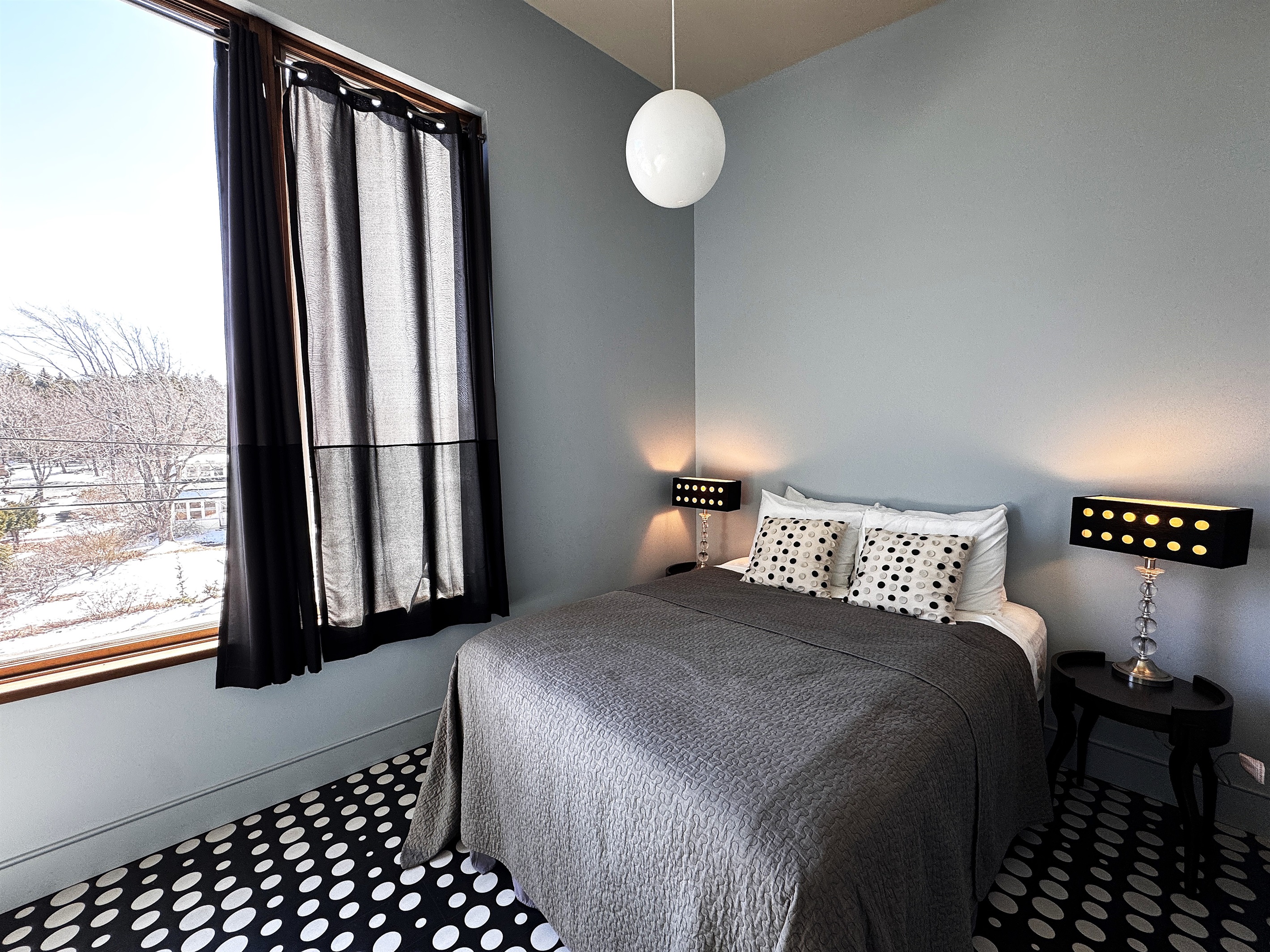 Reach the summit of The Crag in the stunning "Sky Loft." This iconic third-floor retreat features a Queen bed and bold, easy-to-clean designer laminate flooring, offering bird’s-eye views of historic Otter Creek through massive picture windows.