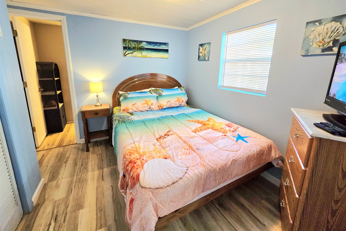 Primary Bedroom (Queen)