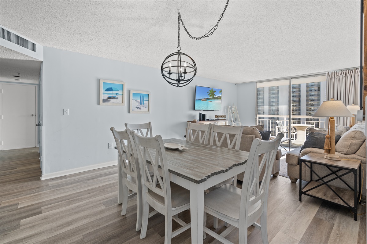 Dining Area with seating for 6