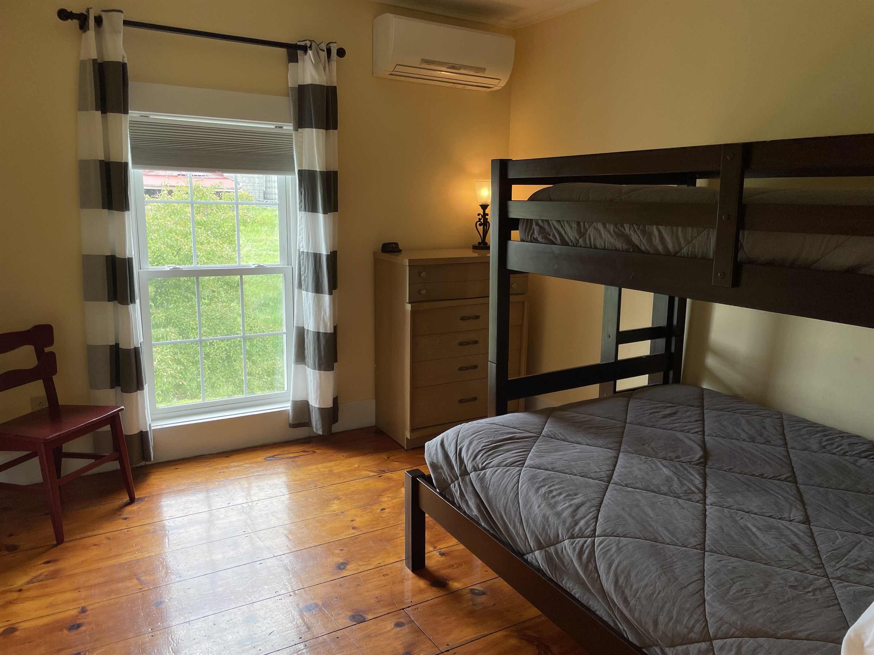 2nd floor bunkbed, double on bottom, twin on top