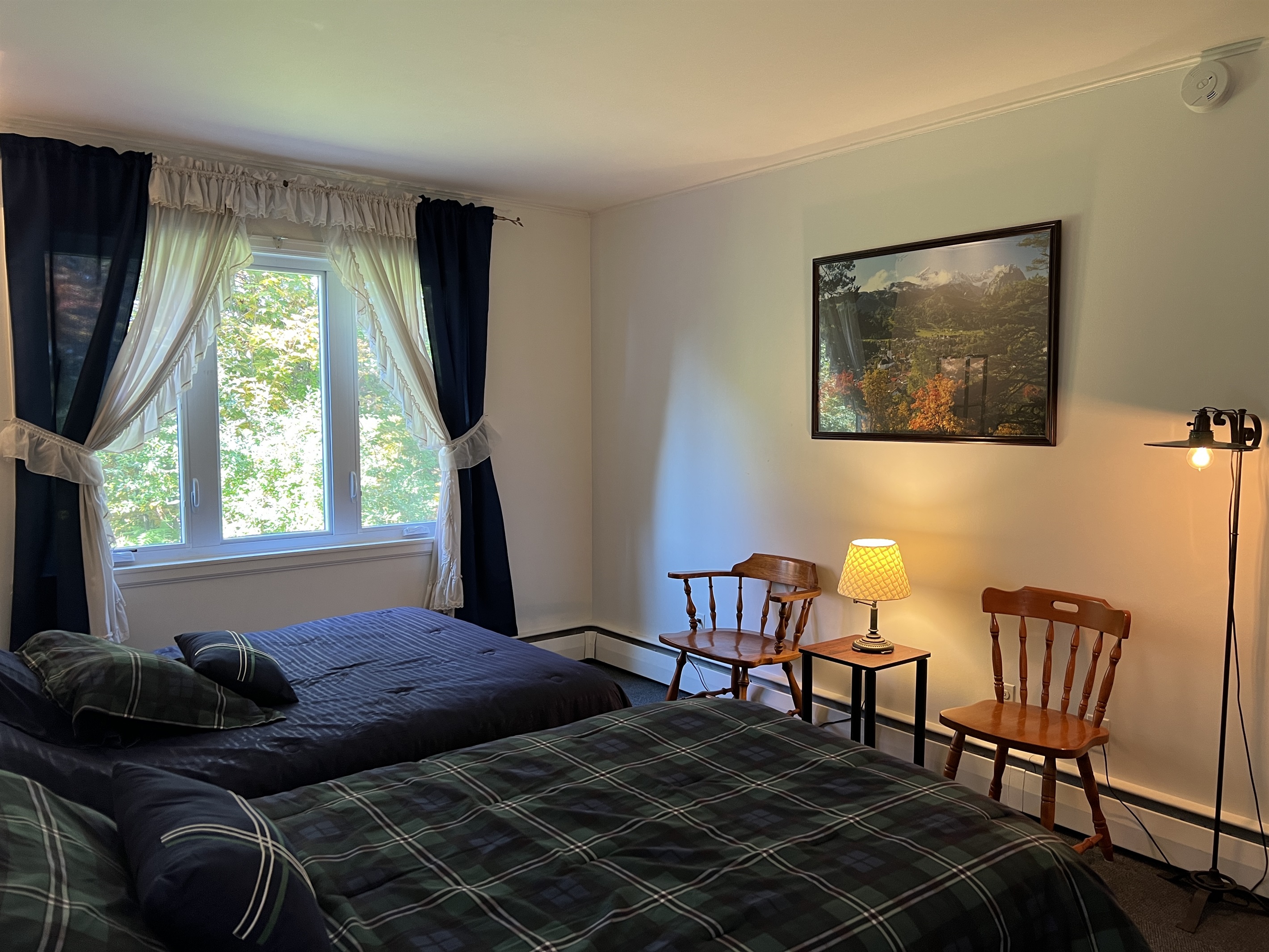 Queen bedroom with extra twin bed