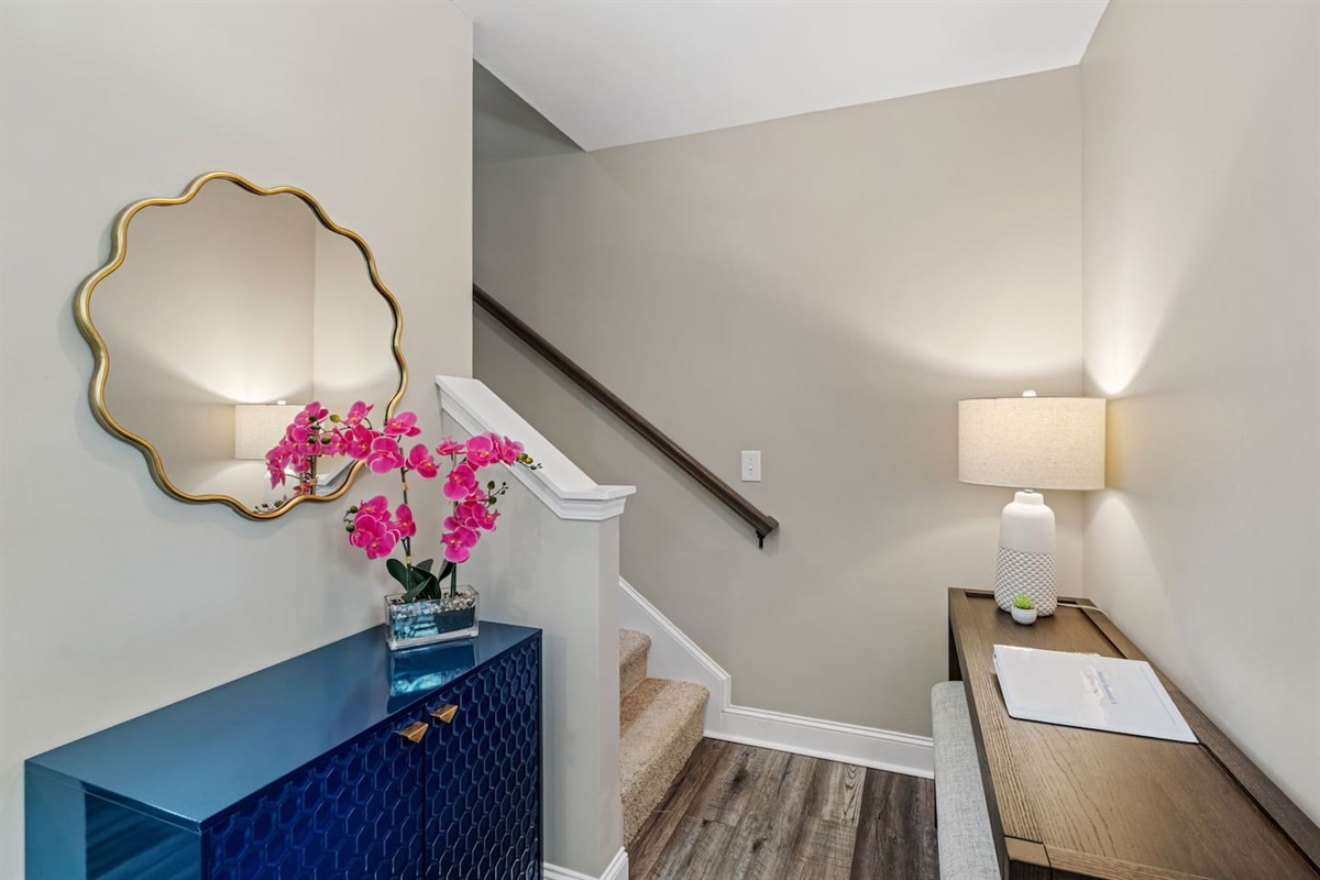 Right unit - Entry area with dedicated writing desk
